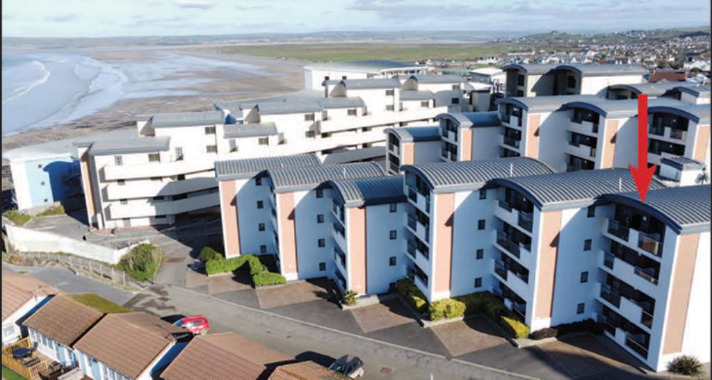 Lot: 78 - TOP FLOOR HOLIDAY APARTMENT WITH SEA VIEWS - Complex View with the Beach showing